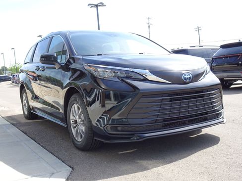 Used 2024 Toyota Sienna LE FWD image 6