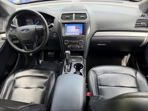Used 2019 Ford Explorer XLT w/ Equipment Group 202A FWD image 11