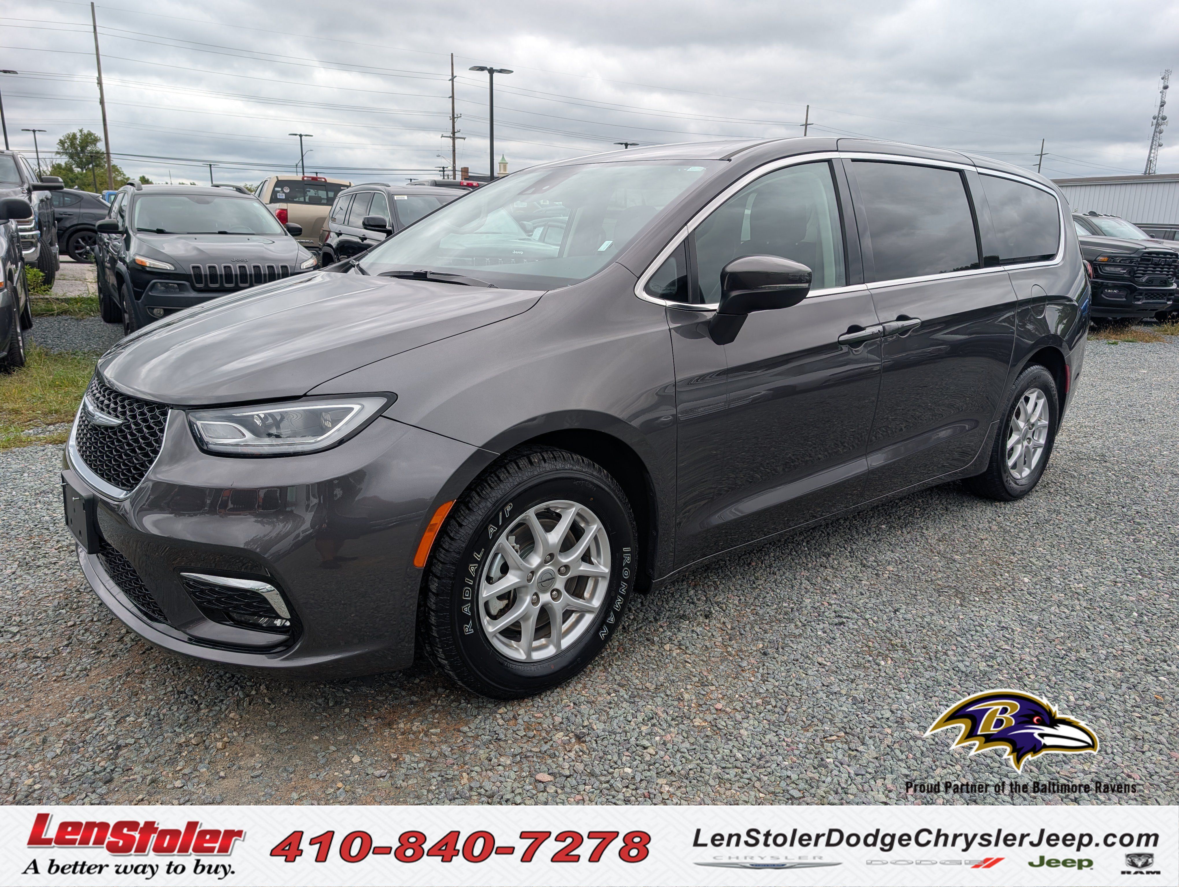 Used 2023 Chrysler Pacifica Touring-L FWD image 1