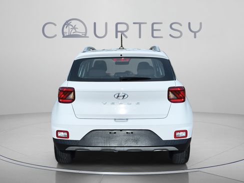 Used 2023 Hyundai Venue SEL FWD image 4