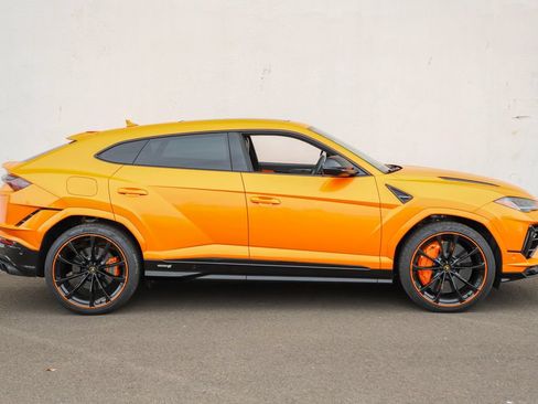 Used 2024 Lamborghini Urus S AWD/4WD image 3