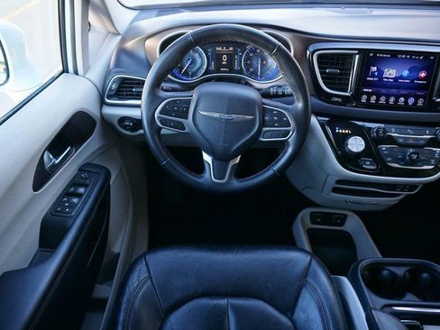 Used 2017 Chrysler Pacifica Touring-L w/ Tire & Wheel Group image 35