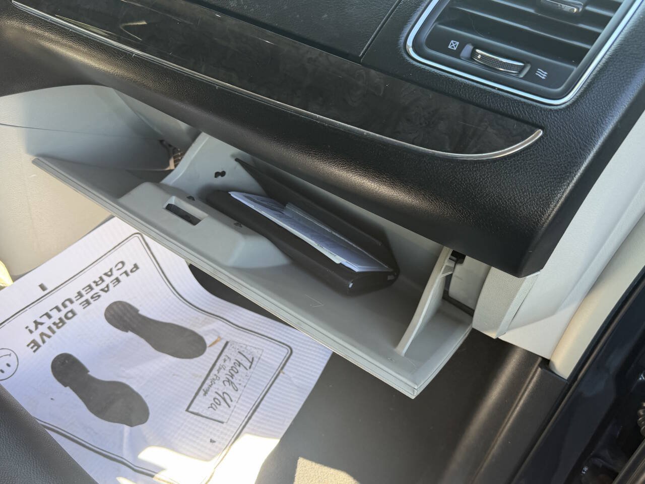 Used 2013 Chrysler Town & Country Touring-L w/ Driver Convenience Group FWD image 8