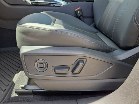 Used 2025 Audi Q5 Premium w/ Convenience Package image 17