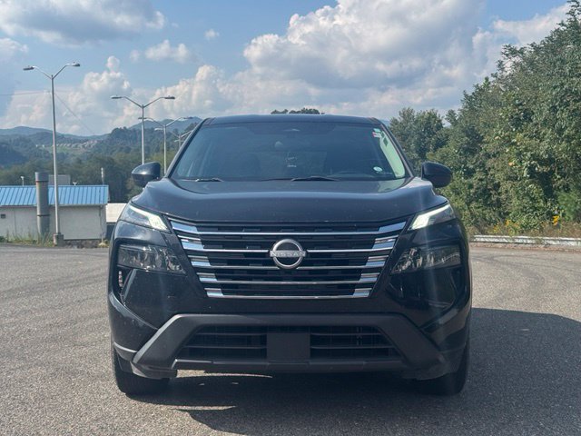 Used 2024 Nissan Rogue SV FWD image 2