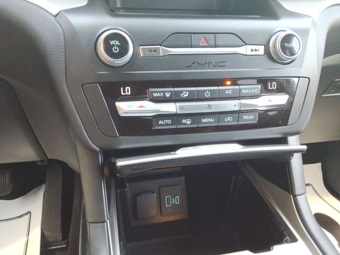 Used 2020 Ford Explorer XLT AWD/4WD image 17