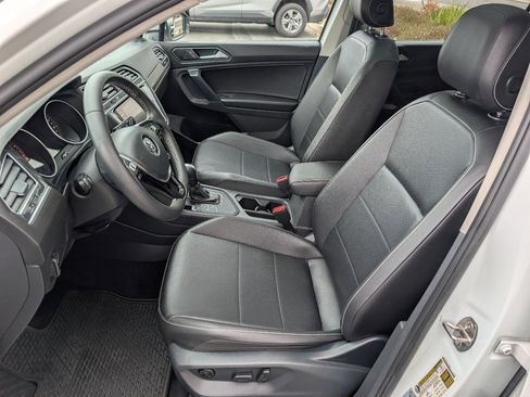 Used 2021 Volkswagen Tiguan SE w/ Panoramic Sunroof Package FWD image 2