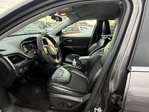 Used 2019 Jeep Cherokee Latitude Plus w/ Cold Weather Group AWD/4WD image 13