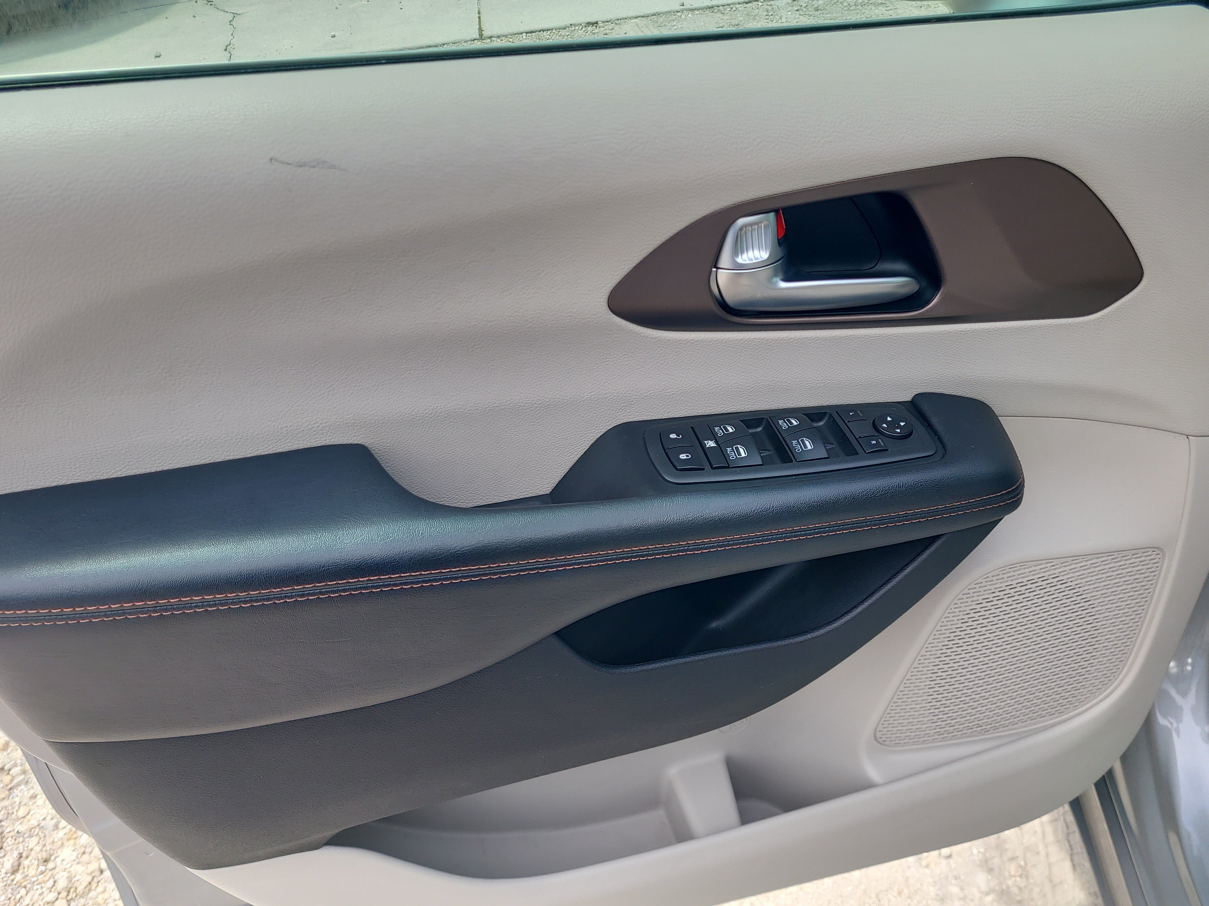 Used 2019 Chrysler Pacifica Touring-L Plus w/ Advanced Safetytec Group FWD image 19