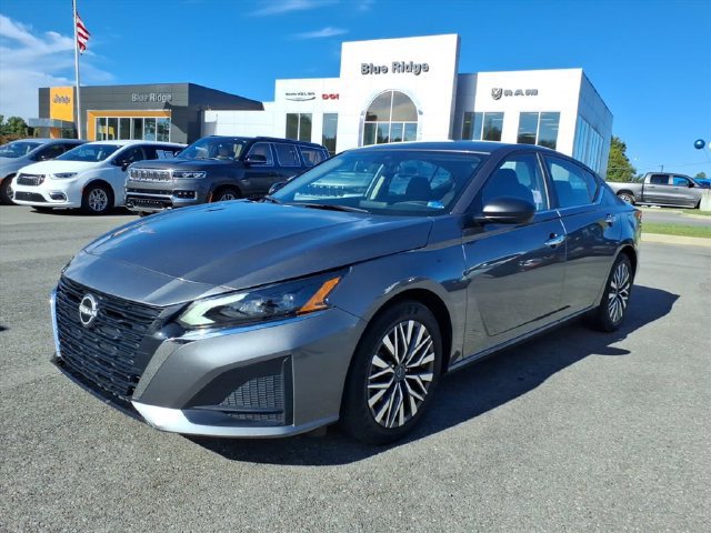 Used 2025 Nissan Altima 2.5 SV FWD image 12