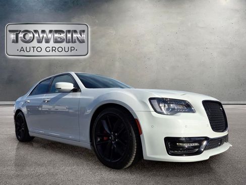 Used 2023 Chrysler 300 C RWD image 2