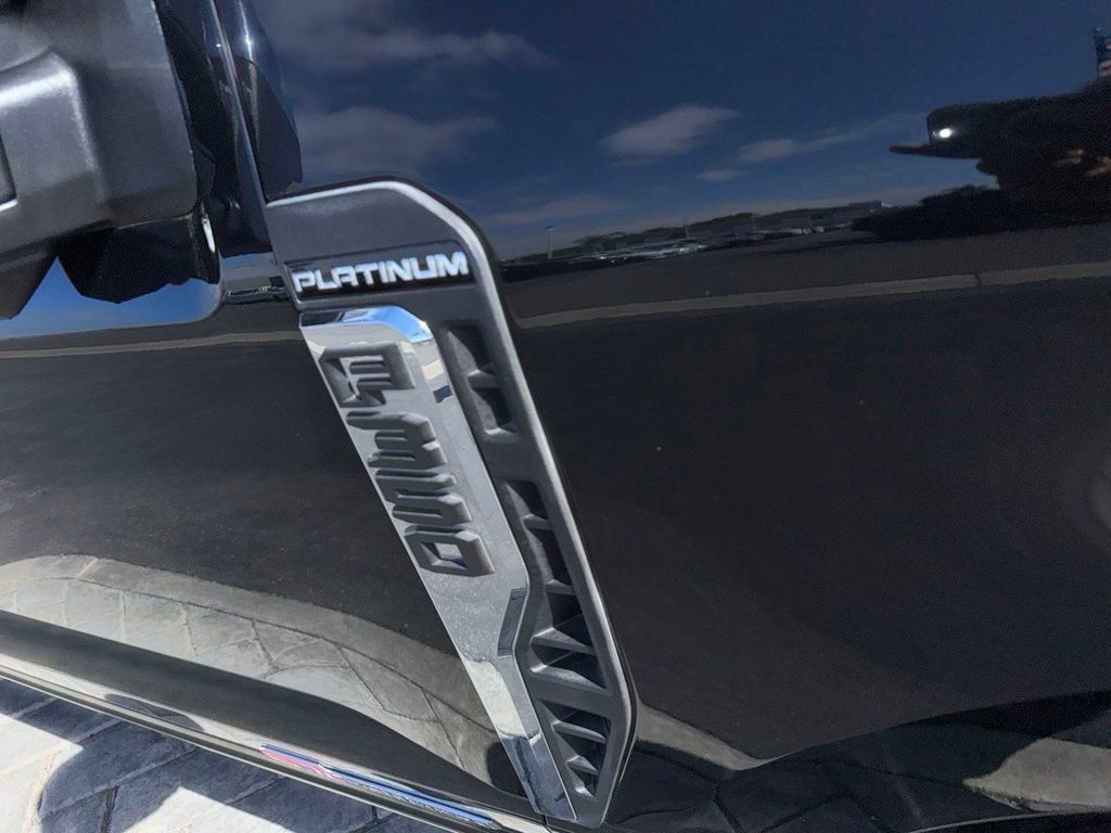 Used 2025 Ford F350 Platinum w/ Platinum Plus Package AWD/4WD image 4