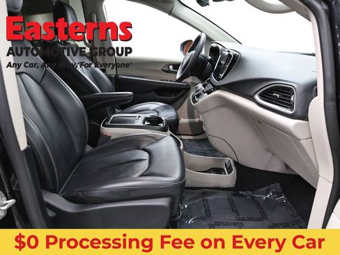 Used 2023 Chrysler Pacifica Touring-L FWD image 25
