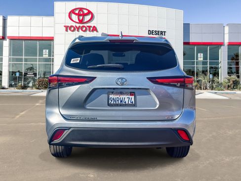 Certified 2024 Toyota Highlander XLE FWD image 6