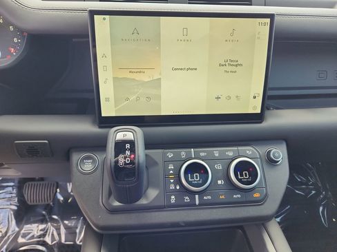 Used 2025 Land Rover Defender 130 X-Dynamic SE image 15