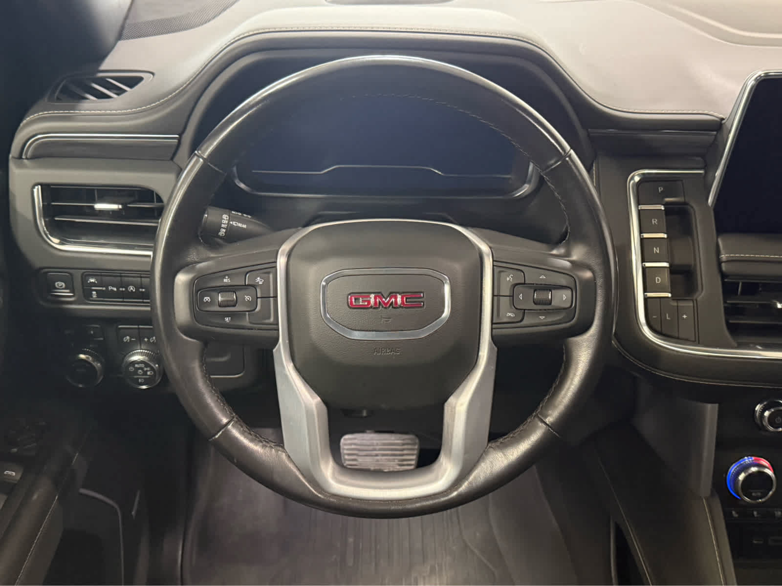Used 2023 GMC Yukon XL SLT AWD/4WD image 16