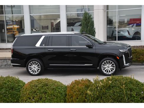 Used 2023 Cadillac Escalade ESV Premium Luxury image 3