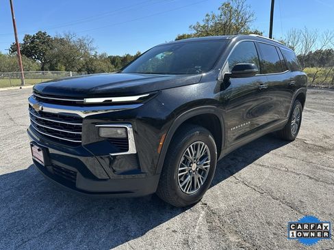 Used 2025 Chevrolet Traverse LT image 1