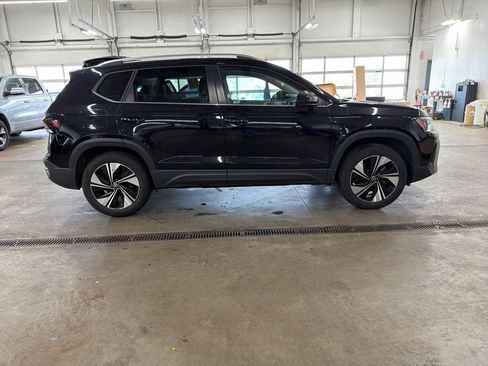 Used 2025 Volkswagen Taos SE AWD/4WD image 3