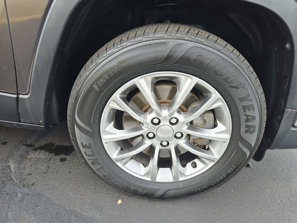 Used 2019 Jeep Cherokee Latitude Plus w/ Comfort/Convenience Group AWD/4WD image 17