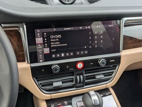 Certified 2026 Porsche Macan AWD/4WD image 18