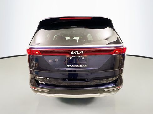 Used 2024 Kia Carnival LX FWD image 6