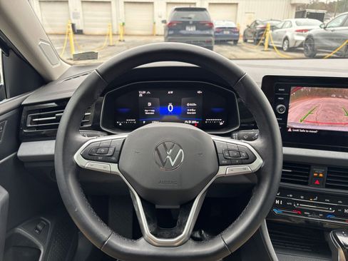 Used 2025 Volkswagen Jetta SE image 28