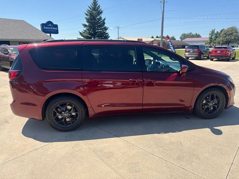 Used 2019 Chrysler Pacifica Touring-L Plus w/ S Appearance Package FWD image 6
