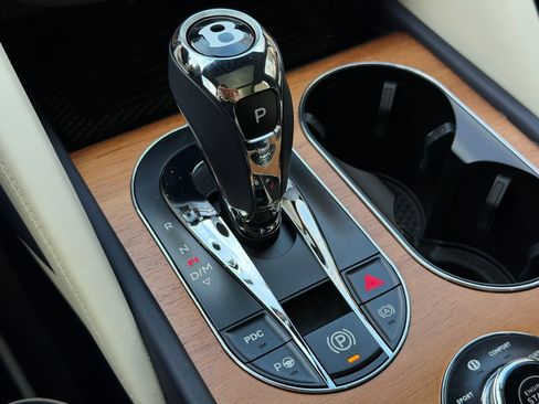 Used 2023 Bentley Bentayga image 26