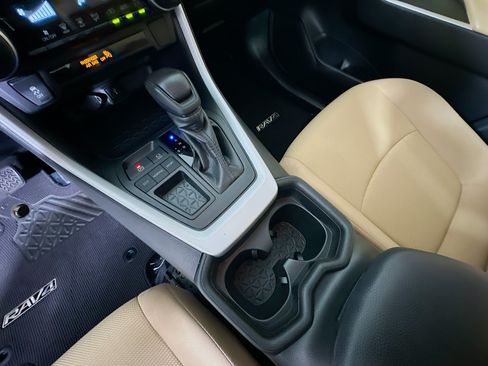 Used 2020 Toyota RAV4 LE FWD image 21