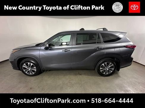 Used 2023 Toyota Highlander XLE AWD/4WD image 6