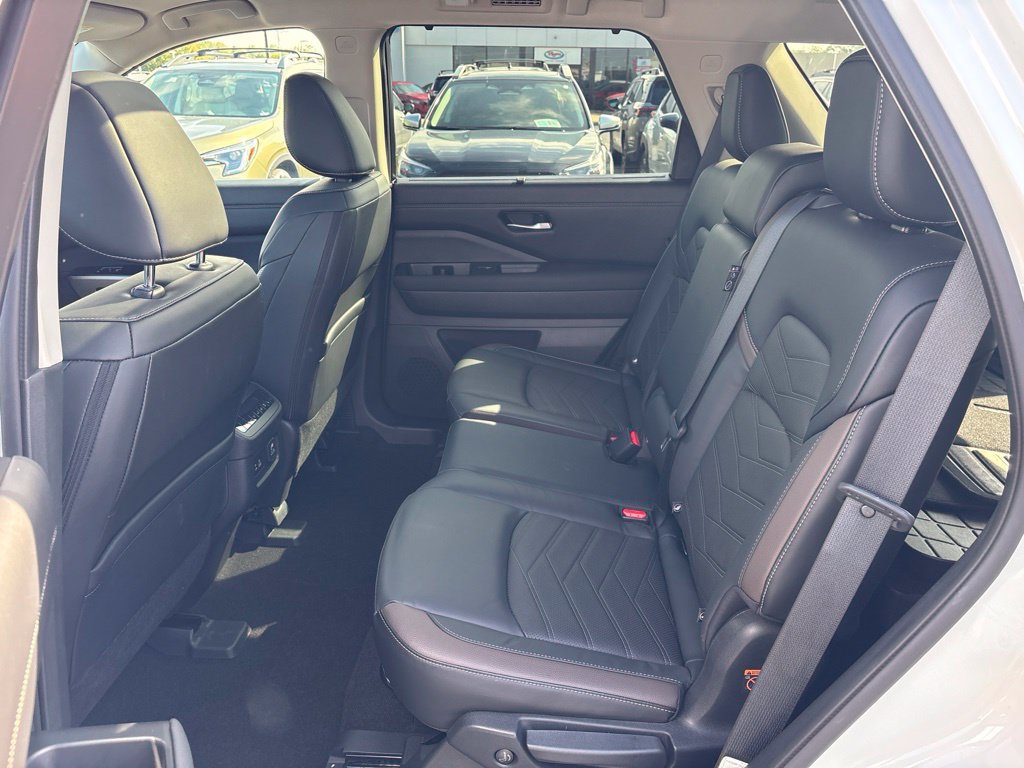 Used 2023 Nissan Pathfinder Platinum w/ Cargo Package AWD/4WD image 12