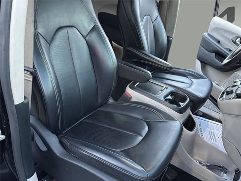 Used 2023 Chrysler Pacifica Touring-L FWD image 31