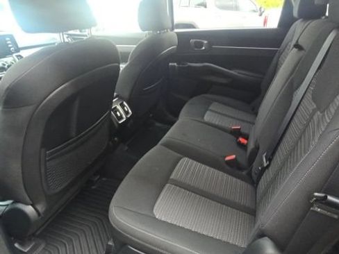 Used 2022 Kia Sorento LX FWD image 8