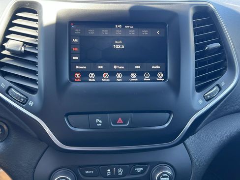 Used 2019 Jeep Cherokee Latitude Plus w/ Cold Weather Group AWD/4WD image 19
