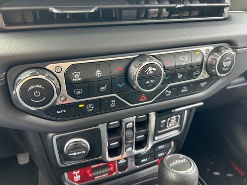 Used 2025 Jeep Gladiator Mojave AWD/4WD image 46