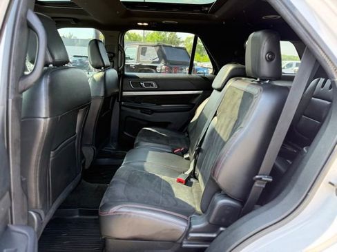 Used 2018 Ford Explorer XLT w/ XLT Appearance Package AWD/4WD image 14