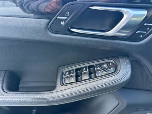 Used 2021 Porsche Macan image 12