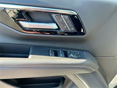 New 2025 Chevrolet Suburban Premier image 23