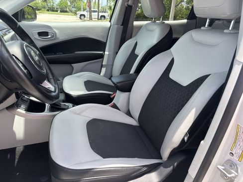 Used 2018 Jeep Compass Latitude w/ Popular Equipment Group FWD image 11