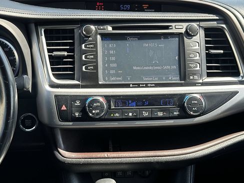 Used 2019 Toyota Highlander XLE FWD image 25