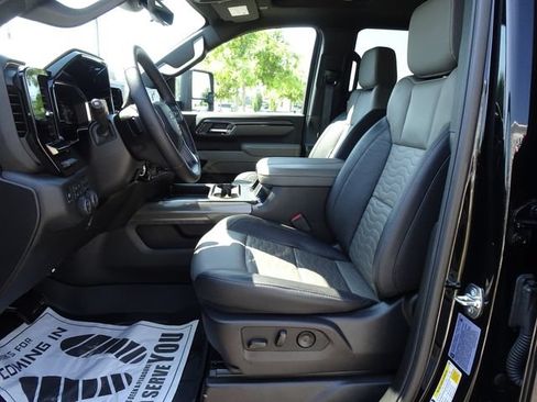 Used 2025 Chevrolet Silverado 2500 ZR2 w/ Technology Package AWD/4WD image 10