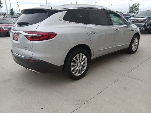 Used 2019 Buick Enclave Essence FWD image 3