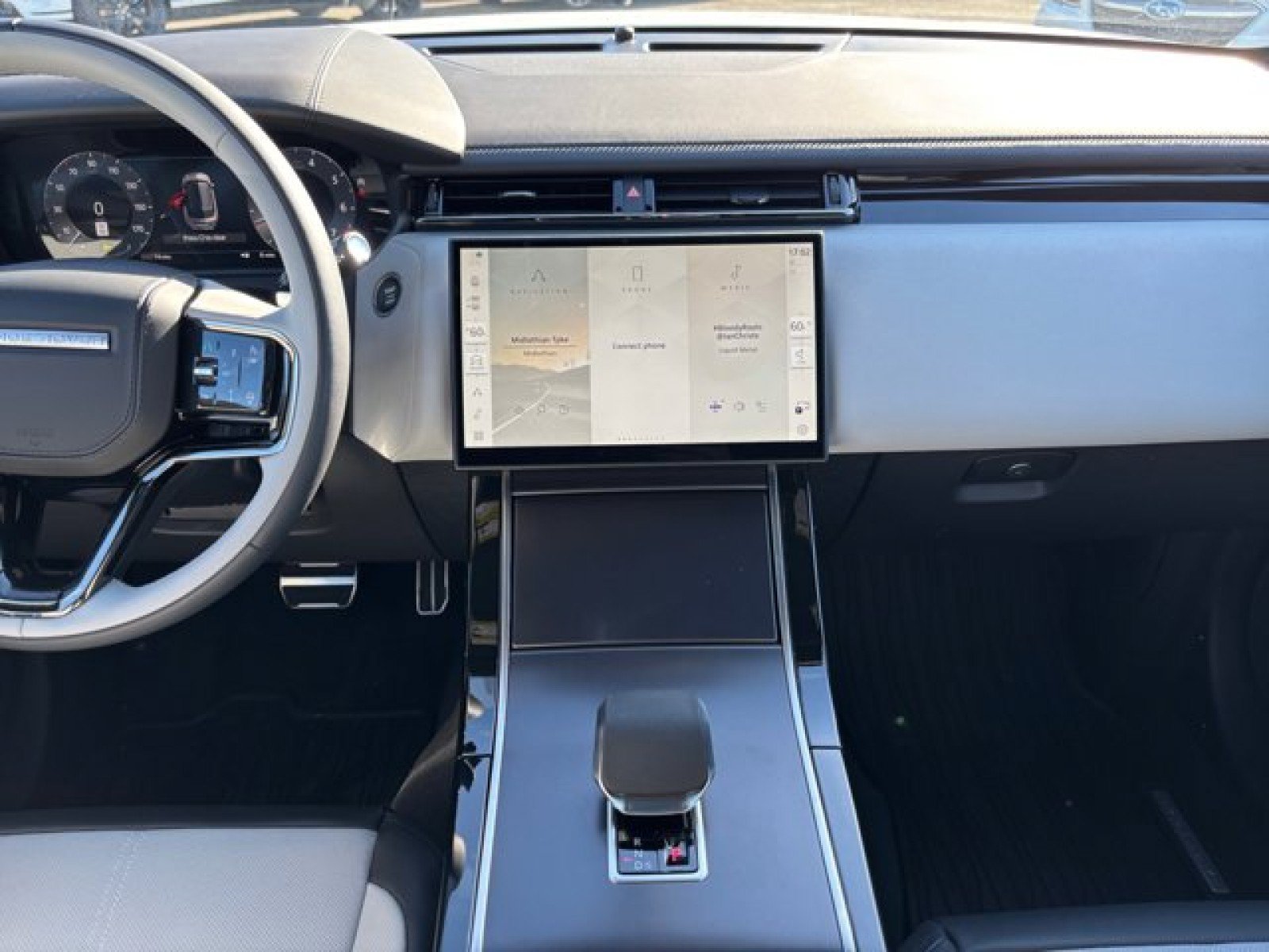 New 2026 Land Rover Range Rover Velar Dynamic SE AWD/4WD image 14