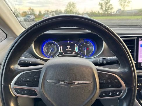 Used 2022 Chrysler Pacifica Touring-L AWD/4WD image 8