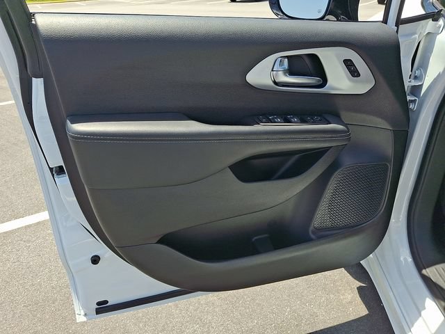 Used 2025 Chrysler Pacifica Limited FWD image 12