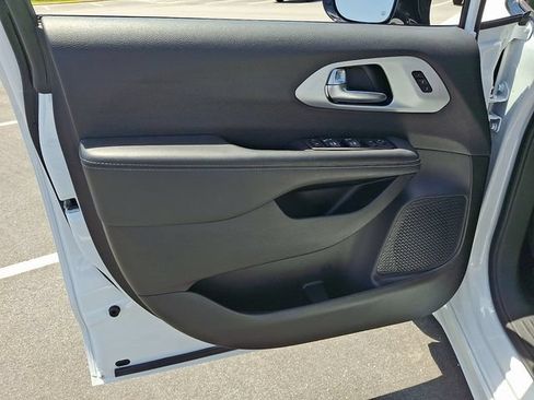 Used 2025 Chrysler Pacifica Limited FWD image 12