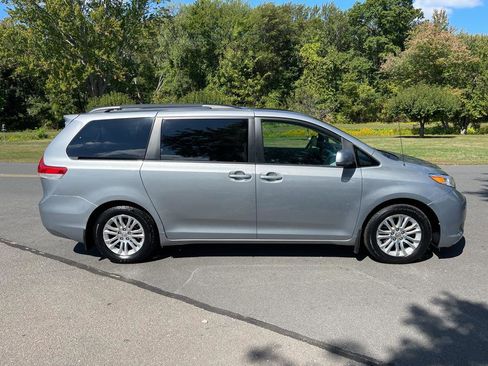 Used 2012 Toyota Sienna XLE w/ Entertainment Pkg image 34