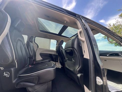 Certified 2023 Chrysler Pacifica Limited FWD image 16