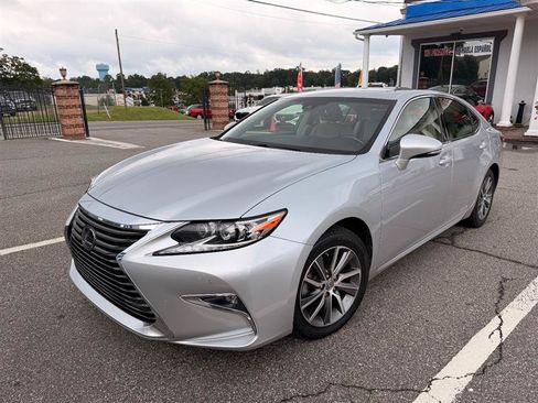 Used 2017 Lexus ES 300h w/ Luxury Package FWD image 5